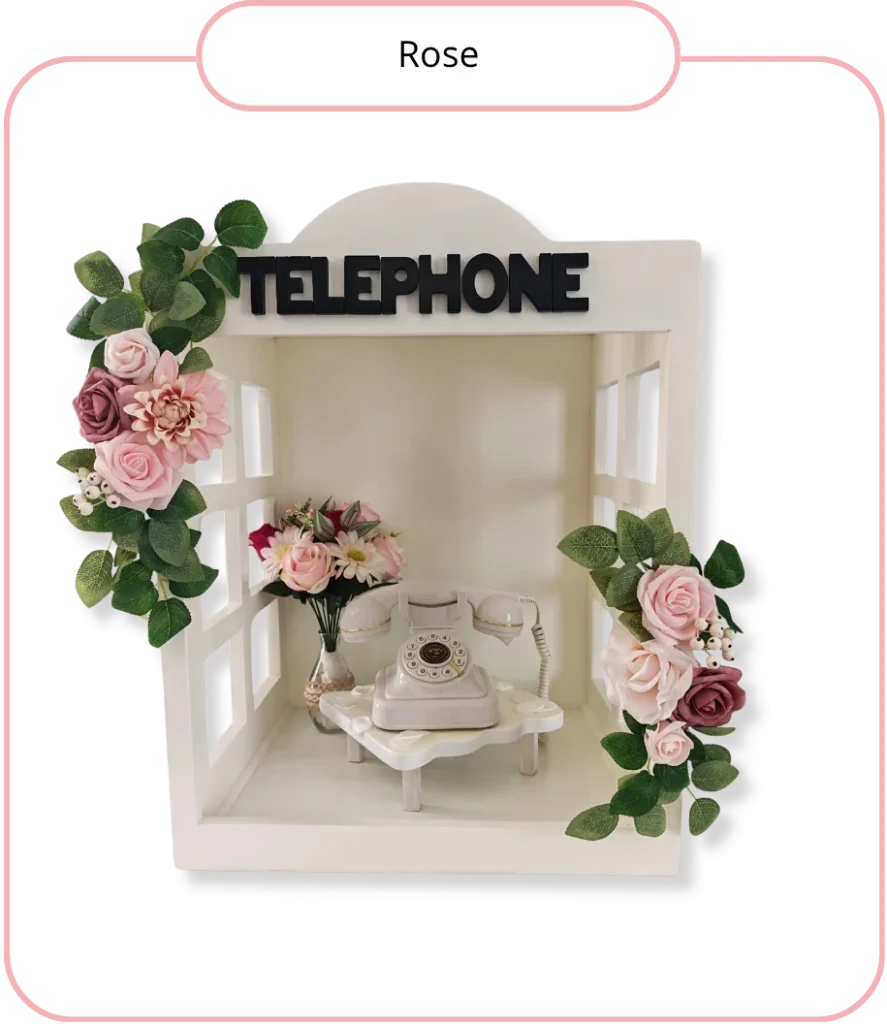 Cabine téléphonique de table décorée de fleurs roses