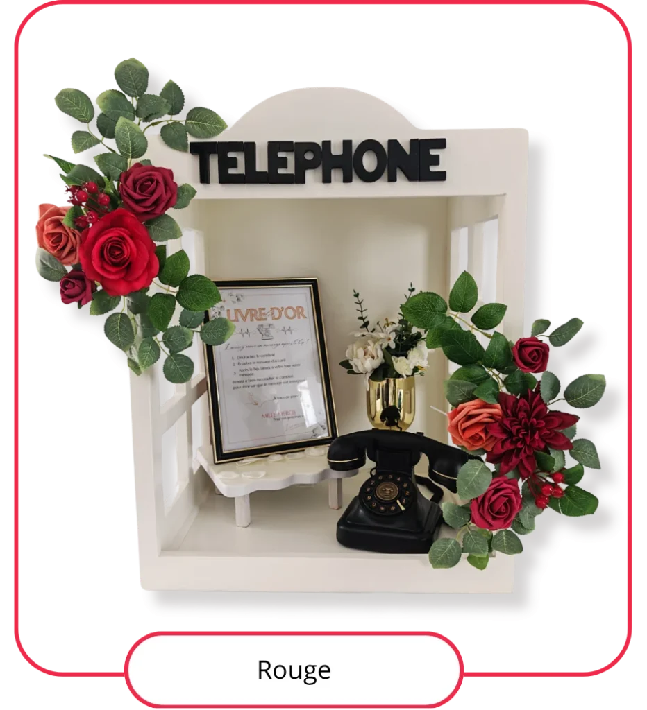 Cabine téléphonique de table décorée de fleurs rouges et de feuillage
