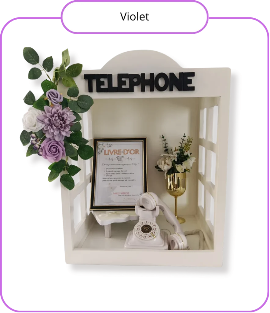 Cabine téléphonique de table décorée de fleurs violettes